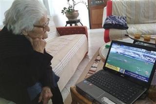 «Σούπερ» γιαγιά παρακολουθεί ποδόσφαιρο