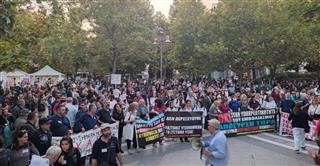 Μεγάλη συγκέντρωση των υγειονομικών στη Λάρισα ενάντια στον υποχρεωτικό εμβολιασμό
