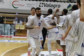 Τα... έκανε «μούσκεμα» στο φινάλε (PICS)