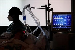 6.677 νέα κρούσματα και 104 θάνατοι – Στους 657 οι διασωληνωμένοι