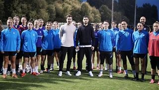 Ο Γιώργος Μασούρας δίπλα στην Εθνική Γυναικών 