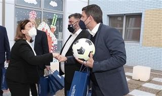 Αντιπροσωπεία της Ε.Π.Ο. στην Ογκολογική Μονάδα Παίδων 