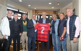 Η «βαριά» φανέλα των παλαιμάχων της ΑΕΛ στον δήμαρχο Απ. Καλογιάννη