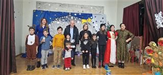 Στην Χριστουγεννιάτικη γιορτή στο δημοτικό σχολείο των Αμπελακίων ο Γ. Μανώλης