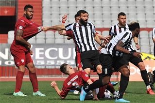 Έφθασε τις τέσσερις κίτρινες κάρτες ο Όγκμποε