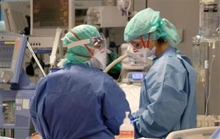 22.694 κρούσματα σήμερα, 364 διασωληνωμένοι και 70 θάνατοι