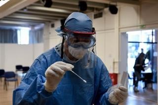 4.176 κρούσματα σήμερα – 39 νεκροί και 240 διασωληνωμένοι