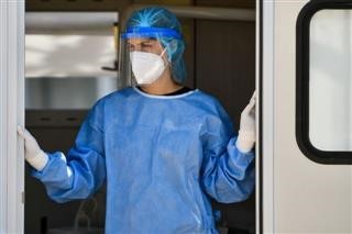 8.015 κρούσματα σήμερα – 32 νεκροί και 231 διασωληνωμένοι