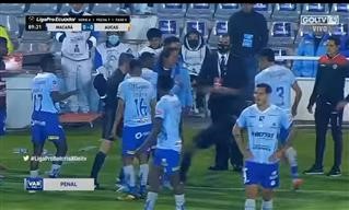 Διαιτητής έφαγε ξύλο λόγω VAR 