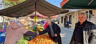 Στην λαϊκή αγορά του Συκουρίου ο Δήμαρχος Τεμπών Γιώργος Μανώλης  