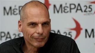 Προπηλάκισαν τον Γιάνη Βαρουφάκη στα Εξάρχεια