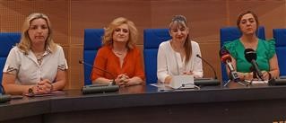 Γυναικείες φιγούρες σε φωτεινούς σηματοδότες διαβάσεων  πεζών 