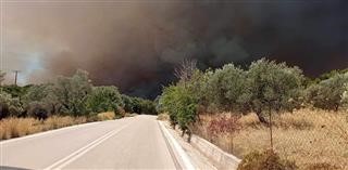 Ρόδος: Μαίνεται ανεξέλεγκτη η φωτιά