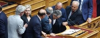 Κουτσούμπας: Ένιωσε δυσφορία λόγω μέσης στη Βουλή (VIDEO)