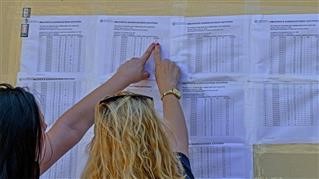  ΠΑΝΕΛΛΗΝΙΕΣ: Σε ποιες σχολές ανεβαίνουν οι βάσεις, πού πέφτουν
