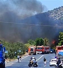 Ανεξέλεγκτο το πύρινο μέτωπο στον Κουβαρά