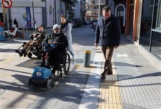  Διαδρομή με αναπηρικό αμαξίδιο στο κέντρο της Λάρισας 