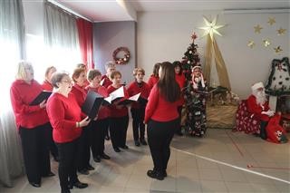 Πλήθος κόσμου στη χριστουγεννιάτικη γιορτή των ΚΑΠΗ