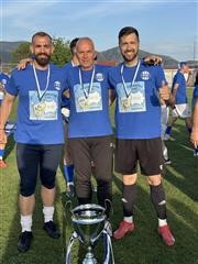 Όλοι οι παίκτες του Π.Ο.Ε. φωτογραφήθηκαν με το Κύπελλο στο Athleticlarissa!