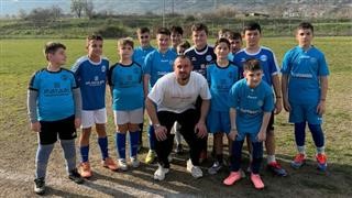 Ο Φώτης Γκουντρουμπής δίπλα στους αυριανούς άσους του ΠΟ Ελασσόνας 