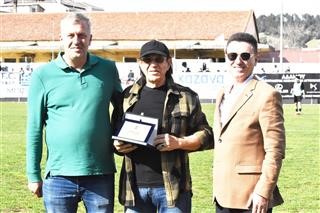 Τιμητική πλακέτα σε παλαίμαχο του Π.Ο.Ε.