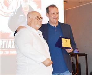 Συγκινητική στιγμή για τον Γιώργο Κύργια στη βραδιά της ΕΠΣΛ