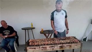Με τον προπονητή στο τιμόνι της... ψησταριάς και το βλέμμα στην Κυριακή 