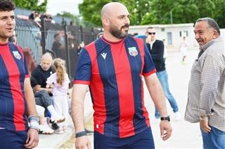 Φόρεσε τα ποδοσφαιρικά και «έκλεψε» την παράσταση στη γιορτή του Τυρνάβου!