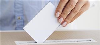 Δημοσκόπηση RealPolls: Στις 6,9 μονάδες το προβάδισμα της ΝΔ από την ΕΛ.Α.Σ. 