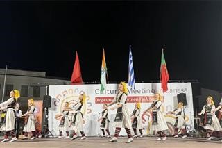 Ο Τύρναβος γέμισε χρώματα, ρυθμούς και πολιτισμούς