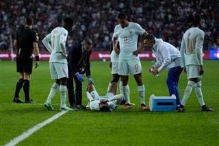 Αγωνία σε Γαλλία και Ρεάλ με τον τραυματισμό του Εμπαπέ στο γόνατο
