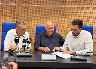 -Υπογράφηκε η σύμβαση για το νέο κλειστό κολυμβητήριο Τυρνάβου