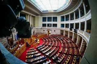  Ο βουλευτής της ΝΔ που ρώτησε γιατί οι παπάδες δεν μπορούν να έχουν όπλα